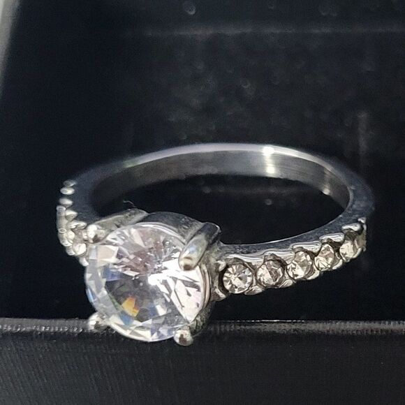 Women's Solitaire Gem Band Promise Ring Paved Band - Promise ring For Girls - Picture 6 of 9